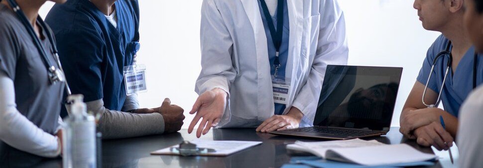 Medici a confronto durante una discussione clinica multidisciplinare